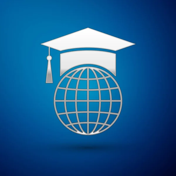 Шапка серебряной градуации на значке глобуса, выделенная на синем фоне. Мировой образовательный символ. Онлайн-обучение или концепция электронного обучения. Векторная миграция — стоковый вектор