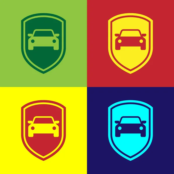 Color Icono de protección o seguro de coche aislado en fondos de color. Protege el escudo del coche. Icono del vehículo insignia de seguridad. Etiqueta de seguridad automática. Diseño plano. Ilustración vectorial — Vector de stock