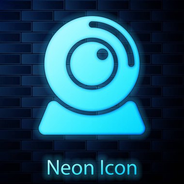 Parlayan neon kamera ikonu tuğla duvar arka planında izole edildi. Sohbet kamerası. Web kamerası simgesi. Vektör İllüstrasyonu