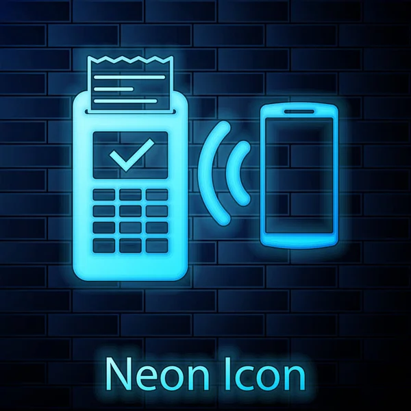 Светящийся неоновый POS-терминал с печатным рецептом и подтверждает оплату иконкой смартфона, выделенной на фоне кирпичной стены. Концепция оплаты NFC. Векторная миграция — стоковый вектор