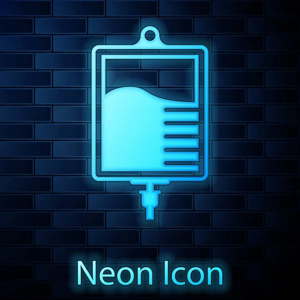 Glödande Neon IV påse ikonen isolerad på tegel vägg bakgrunden. Blod påse ikon. Donera blod koncept. Begreppet behandling och terapi, kemoterapi. Vektor illustration — Stock vektor