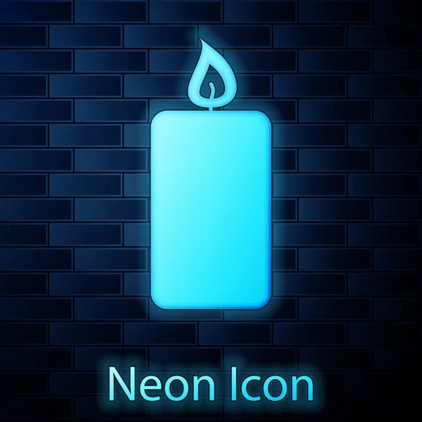 Świecąca Neon Burning świeca ikona izolowane na tle muru ceglanego. Staroświecki zapalona świeca. Cylindryczny aromatyczna świeca Stick z płonącym płomieniem. Ilustracja wektorowa — Wektor stockowy