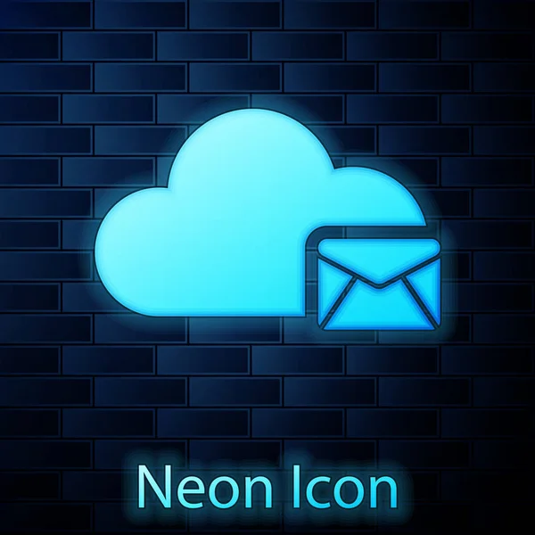 Glödande Neon Cloud Mail server ikon isolerad på tegel vägg bakgrund. Cloud server hosting för e-post. Online meddelande tjänst. Post lådans tecken. Vektor illustration — Stock vektor
