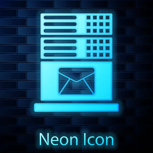 Icono brillante del servidor de correo de neón aislado en el fondo de la pared de ladrillo. Ilustración vectorial — Vector de stock