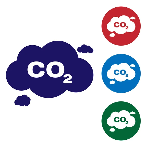 Emisiones de CO2 azul en el icono de la nube aislado sobre fondo blanco. Símbolo de fórmula de dióxido de carbono, concepto de contaminación por smog, concepto de medio ambiente. Establecer el icono de color en botones de círculo. Ilustración vectorial — Vector de stock