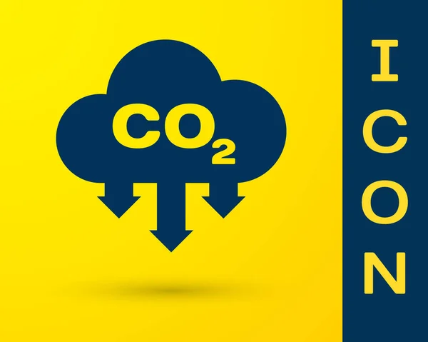 Sarı arka planda izole edilmiş bulut simgesindeki Mavi Co2 emisyonları. Karbondioksit formülü sembolü, sis kirliliği kavramı, çevre kavramı. Vektör İllüstrasyonu — Stok Vektör