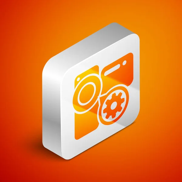 Isometric Caméra vidéo et icône d'engrenage isolé sur fond orange. Réglage app, concept de service, options de réglage, entretien, réparation, réparation. Bouton carré argenté. Illustration vectorielle — Image vectorielle