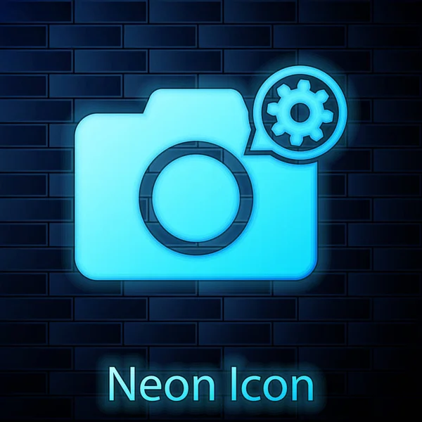 Gloeiende neon fotocamera en tandwielpictogram geïsoleerd op bakstenen muur achtergrond. Aanpassen van de app, service concept, instelmogelijkheden, onderhoud, reparatie, vaststelling. Vector illustratie — Stockvector