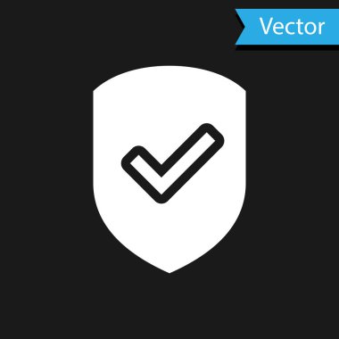 Siyah arka planda yalıtılmış onay işareti simgesine sahip Beyaz Kalkan. Koruma sembolü. Güvenlik denetimi Simgesi. Onay işareti simgesini işaretleyin. Vektör İllüstrasyonu