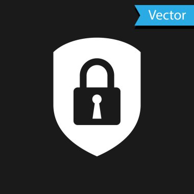Siyah arka planda yalıtılmış kilit simgesiyle Beyaz Kalkan güvenliği. Koruma, güvenlik, şifre güvenliği. Güvenlik duvarı erişim gizlilik işareti. Vektör İllüstrasyonu