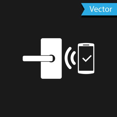 Siyah arkaplanda izole edilmiş ikonu açmak için kablosuz teknolojiye sahip beyaz dijital kapı kilidi. Kapı kolu tabelası. Güvenlik akıllı konsept ev. Vektör İllüstrasyonu