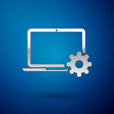 Gümüş Laptop ve mavi arka plan üzerinde dişli simgesi. Dizüstü servis konsepti. Uygulamanın ayarlanması, seçenekleri ayarlama, bakım, onarım, dizüstü bilgisayar kavramlarının düzeltilmesi. Vektör İllüstrasyonu