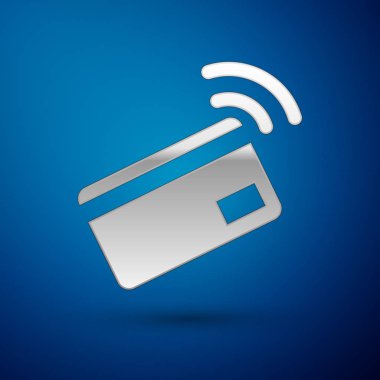 Mavi arka planda izole edilmiş nfc kart simgesi ile Gümüş Temassız ödeme. Radyo dalga işareti olan kart. Kredi kartı ödemesi. Vektör İllüstrasyonu