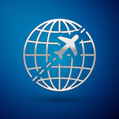 Mavi arka plan üzerinde izole uçan uçak simgesi ile Gümüş Küre. Uçak dünya gezegeninin etrafında uçar. Uçak dünya simgesi. Vektör İllüstrasyonu