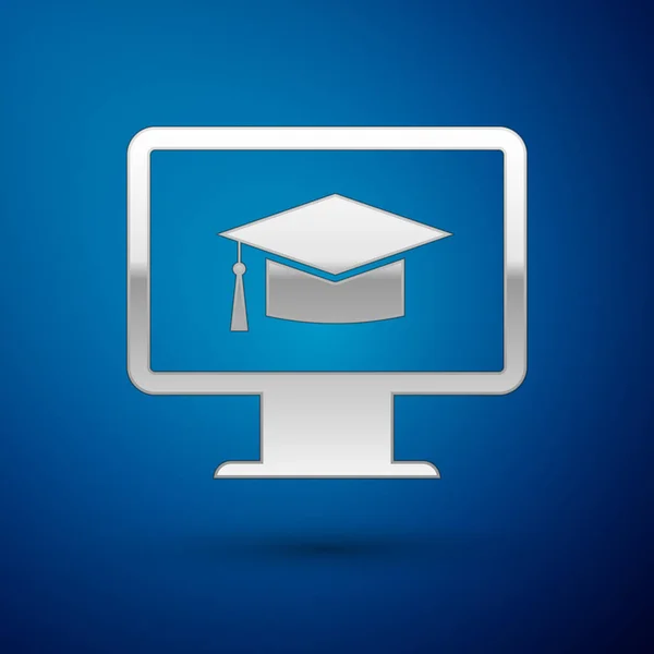 Monitor de ordenador plateado con icono de la tapa de graduación aislado sobre fondo azul. Concepto de aprendizaje en línea o aprendizaje electrónico. Símbolo de conocimiento de Internet. Ilustración vectorial — Archivo Imágenes Vectoriales