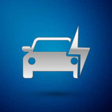 Gümüş Elektrikli araba ve elektrik kablosu fişi şarj simgesi mavi arka plan üzerinde izole. Yenilenebilir eko teknolojiler. Vektör İllüstrasyonu