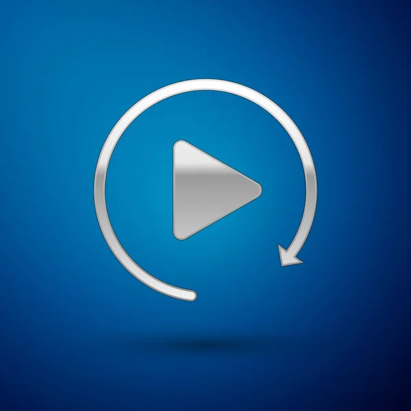 Кнопка відтворення срібного відео, як проста піктограма відтворення, ізольована на синьому фоні. Векторна ілюстрація — стоковий вектор