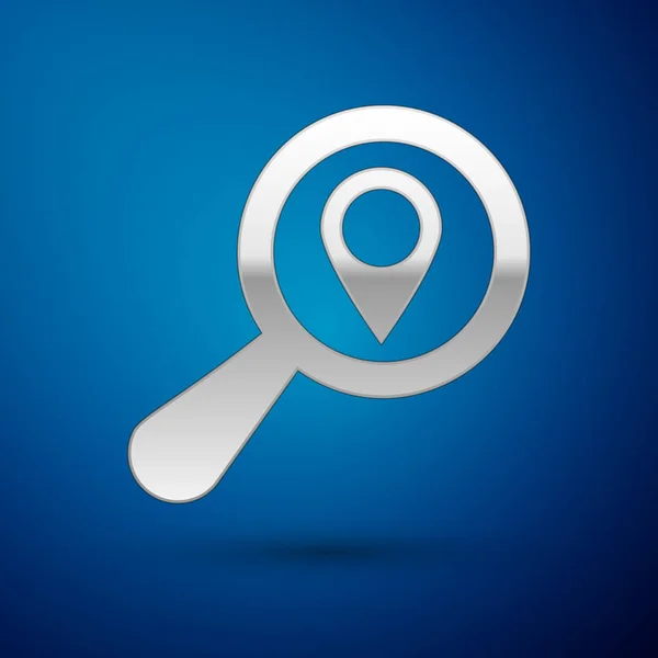 Icono de ubicación Silver Search aislado sobre fondo azul. Lupa con signo de puntero. Ilustración vectorial — Archivo Imágenes Vectoriales