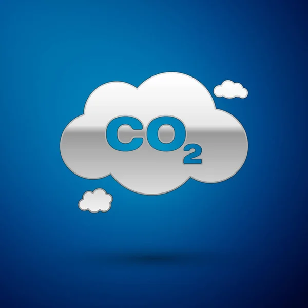 Srebrna emisja CO2 w chmurze ikona izolowana na niebieskim tle. Symbol formuły dwutlenku węgla, koncepcja zanieczyszczenia smog, koncepcja środowiskowa. Ilustracja wektorowa — Wektor stockowy