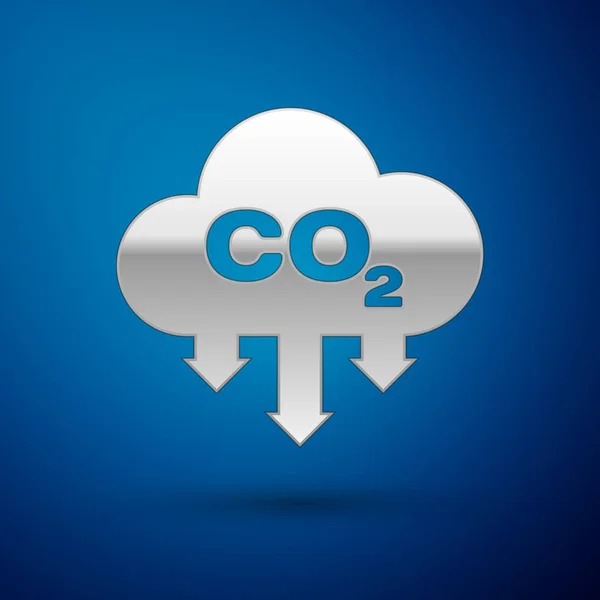 Mavi arka planda izole edilmiş bulut simgesinde Gümüş Co2 emisyonları. Karbondioksit formülü sembolü, sis kirliliği kavramı, çevre kavramı. Vektör İllüstrasyonu — Stok Vektör