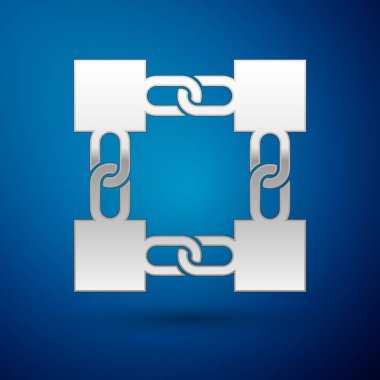 Gümüş Blockchain teknoloji simgesi mavi arka plan üzerinde izole. Cryptocurrency veri işareti. Soyut geometrik blok zincir ağ teknolojisi iş. Vektör İllüstrasyonu