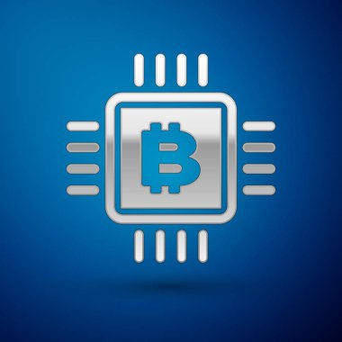Gümüş Cpu madencilik çiftlik simgesi mavi arka plan üzerinde izole. Mikroçipin içinde Bitcoin işareti. Kripto para madenciliği topluluğu. Dijital para. Vektör İllüstrasyonu