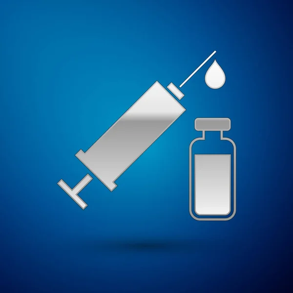 針とバイアルまたはアンプルアイコンが青い背景に分離されたシルバーメディカルシリンジ。ワクチン接種、注射、ワクチン、インスリンの概念。ベクトルイラストレーション — ストックベクタ