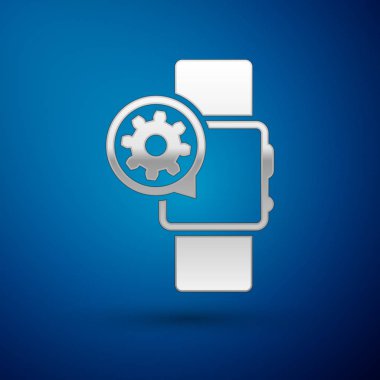 Gümüş Smartwatch ve dişli simgesi mavi arka plan üzerinde izole. Uygulama, servis konsepti, ayar seçenekleri, bakım, onarım, sabitleme ayarlama. Vektör İllüstrasyonu