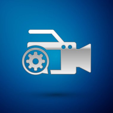 Gümüş Video kamera ve dişli simgesi mavi arka plan üzerinde izole. Uygulama, servis konsepti, ayar seçenekleri, bakım, onarım, sabitleme ayarlama. Vektör İllüstrasyonu