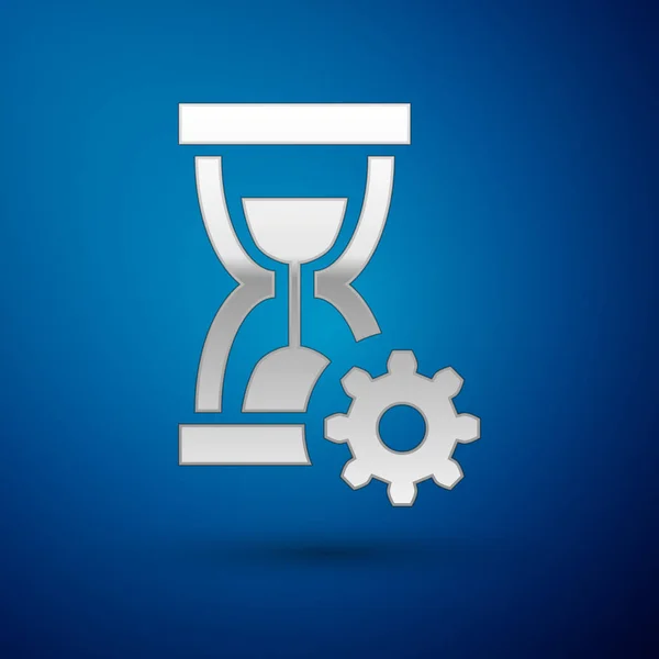 Silver Courglass and gear icon isolated on blue background. Символ управления временем. Значок с часами и передачами. Символ продуктивности. Векторная миграция — стоковый вектор