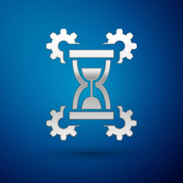 Reloj de arena plateado e icono de engranaje aislado sobre fondo azul. Símbolo de gestión del tiempo. Icono del reloj y el engranaje. Símbolo de productividad. Ilustración vectorial — Archivo Imágenes Vectoriales