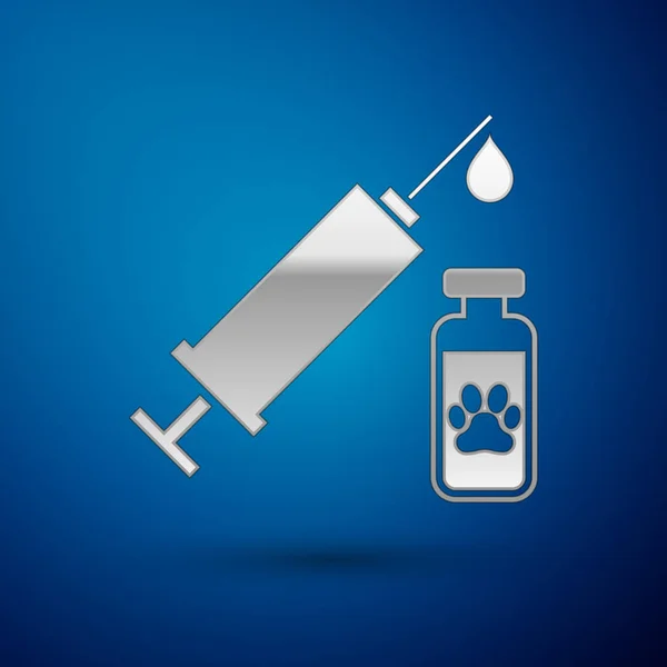 Jeringa de Plata con icono de vacuna para mascotas aislada sobre fondo azul. Huella de pata de perro o gato. Ilustración vectorial — Vector de stock