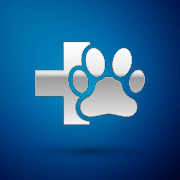 Srebrna ikona symbolu kliniki weterynaryjnej jest odizolowana na niebieskim tle. Krzyż Szpital znak. Stylizowane Paw Print psa lub kota. PET znak pierwszej pomocy. Ilustracja wektorowa — Wektor stockowy