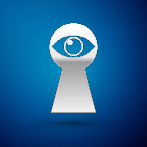 Silver Keyhole com ícone de olho isolado no fundo azul. O olho olha para o buraco da fechadura. Buraco dos olhos. Ilustração vetorial — Vetor de Stock