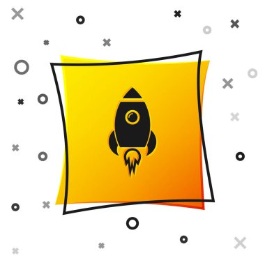 Beyaz arka planda izole ateş simgesi ile Siyah Roket gemi. Uzay yolculuğu. Sarı kare düğmesi. Vektör İllüstrasyonu