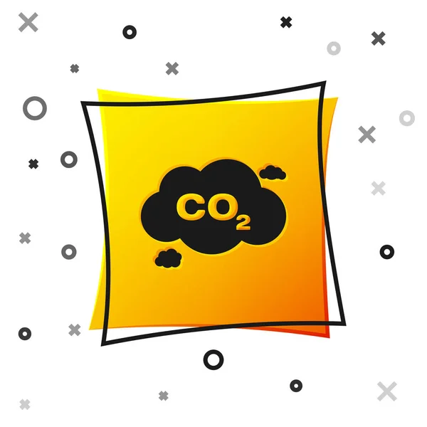 Emisiones de CO2 negro en el icono de la nube aislado sobre fondo blanco. Símbolo de fórmula de dióxido de carbono, concepto de contaminación por smog, concepto de medio ambiente. Botón cuadrado amarillo. Ilustración vectorial — Vector de stock