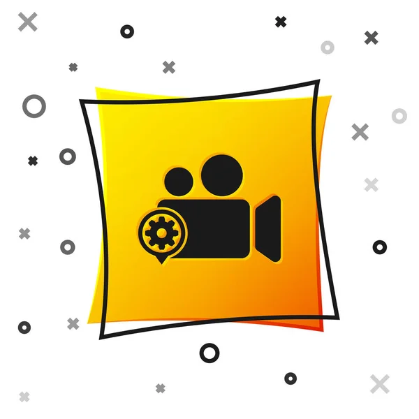 Film o videocamera nera e icona dell'ingranaggio isolati su sfondo bianco. Regolazione app, concetto di servizio, opzioni di impostazione, manutenzione, riparazione, fissaggio. Pulsante quadrato giallo. Illustrazione vettoriale — Vettoriale Stock