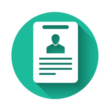 Beyaz tanımlama rozeti simgesi uzun gölge ile yalıtılmış. Bu sunum, şirketin kimliği, reklam için kullanılabilir. Yeşil daire düğmesi. Vektör Illustration