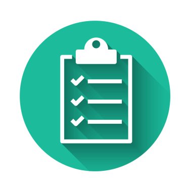 Liste simgesine sahip beyaz pano uzun gölgeli izole edildi. Yeşil daire düğmesi. Vektör İllüstrasyonu