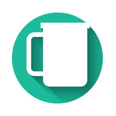 Beyaz kahve fincan düz simge uzun gölge ile izole. Çay bardağı. Sıcak içecek kahvesi. Yeşil daire düğmesi. Vektör Illustration