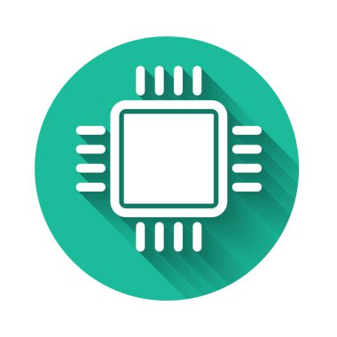 Uzun gölgeli, mikro devre işlemci simgesine sahip beyaz bilgisayar işlemcisi. Devre kartı işaretli çip ya da işlemci. Mikro işlemci. Yeşil daire düğmesi. Vektör İllüstrasyonu