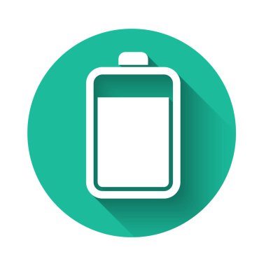 Beyaz Batarya simgesi uzun gölgeli izole edilmiş. Yeşil daire düğmesi. Vektör İllüstrasyonu