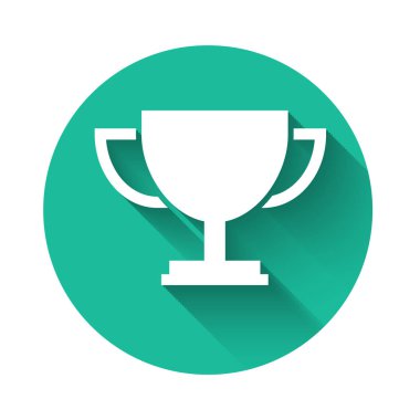 Beyaz Kupa ikonu uzun gölgeli izole edilmiş. Ödül sembolü Şampiyon kupası ikonu. Yeşil daire düğmesi. Vektör İllüstrasyonu