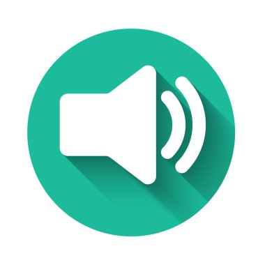 Beyaz Sözcü cildi simgesi - sesli ses sembolü, medya müzik simgesi uzun gölgeli izole edilmiş. Yeşil daire düğmesi. Vektör İllüstrasyonu