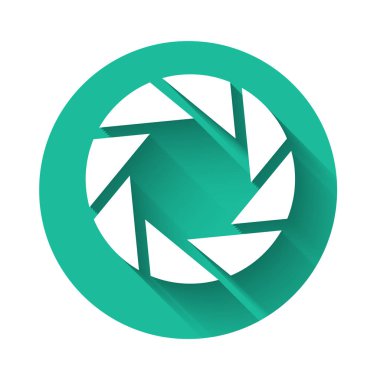 Beyaz Kamera deklanşör simgesi uzun gölgede izole edildi. Yeşil daire düğmesi. Vektör İllüstrasyonu