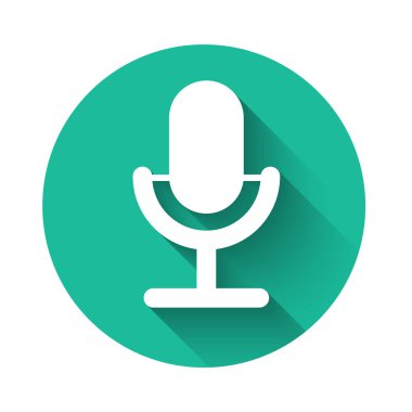 Beyaz Mikrofon simgesi uzun gölgeli. Radyodaki mikrofondan. Sözcü işareti. Yeşil daire düğmesi. Vektör İllüstrasyonu