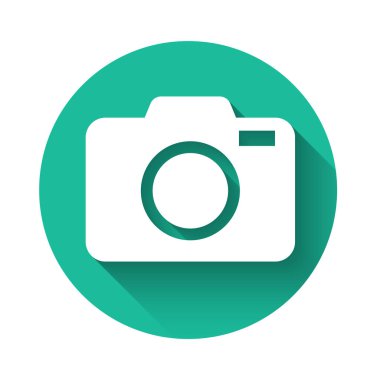 Beyaz fotoğraf kamera simgesi uzun gölge ile yalıtılmış. Foto kamera simgesi. Yeşil daire düğmesi. Vektör Illustration