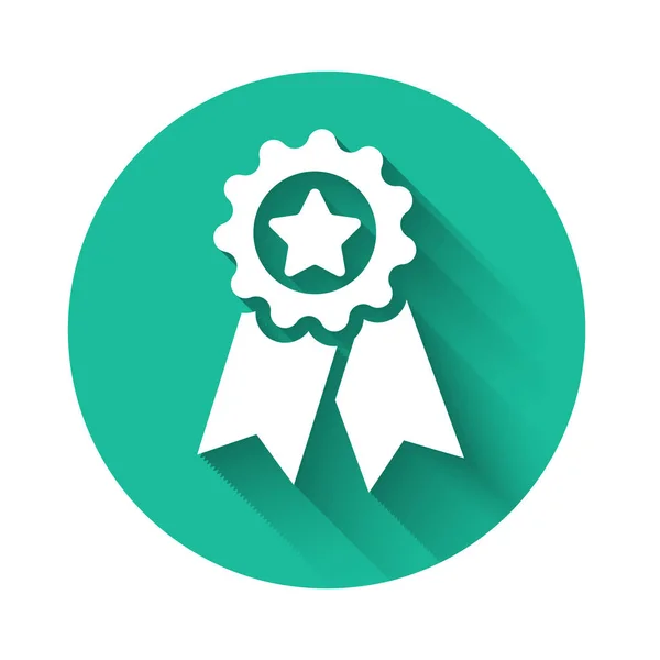 Medalla Blanca con icono de estrella aislado con sombra larga. Signo de logro del ganador. Medalla de premio. Botón círculo verde. Ilustración vectorial — Vector de stock