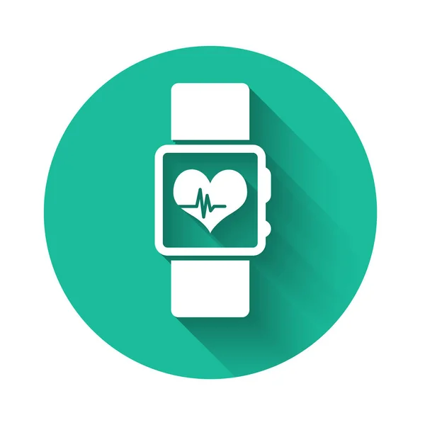 Montre intelligente blanche montrant l'icône du rythme cardiaque isolé avec une ombre longue. Concept d'application de fitness. Bouton rond vert. Illustration vectorielle — Image vectorielle