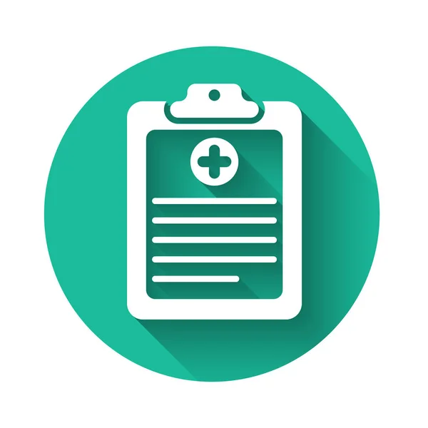 Portapapeles médico blanco con icono de historia clínica aislado con sombra larga. Formulario de seguro de salud. Prescripción de documentos, informe de marcas médicas. Botón círculo verde. Ilustración vectorial — Vector de stock